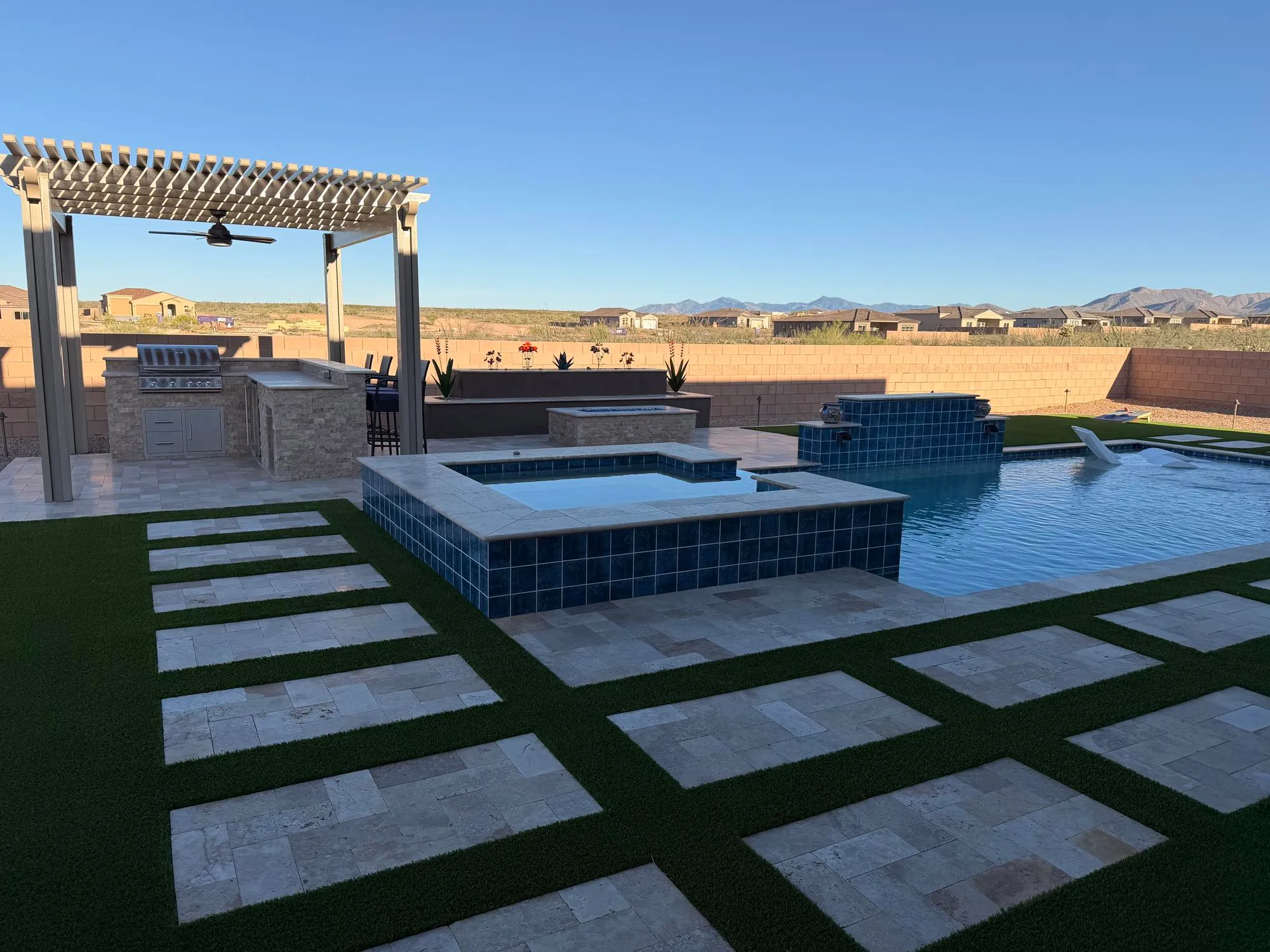 Modern Tucson backyard with pool, spa, pergola, outdoor kitchen and mountain view by Sorce Signature Outdoors
