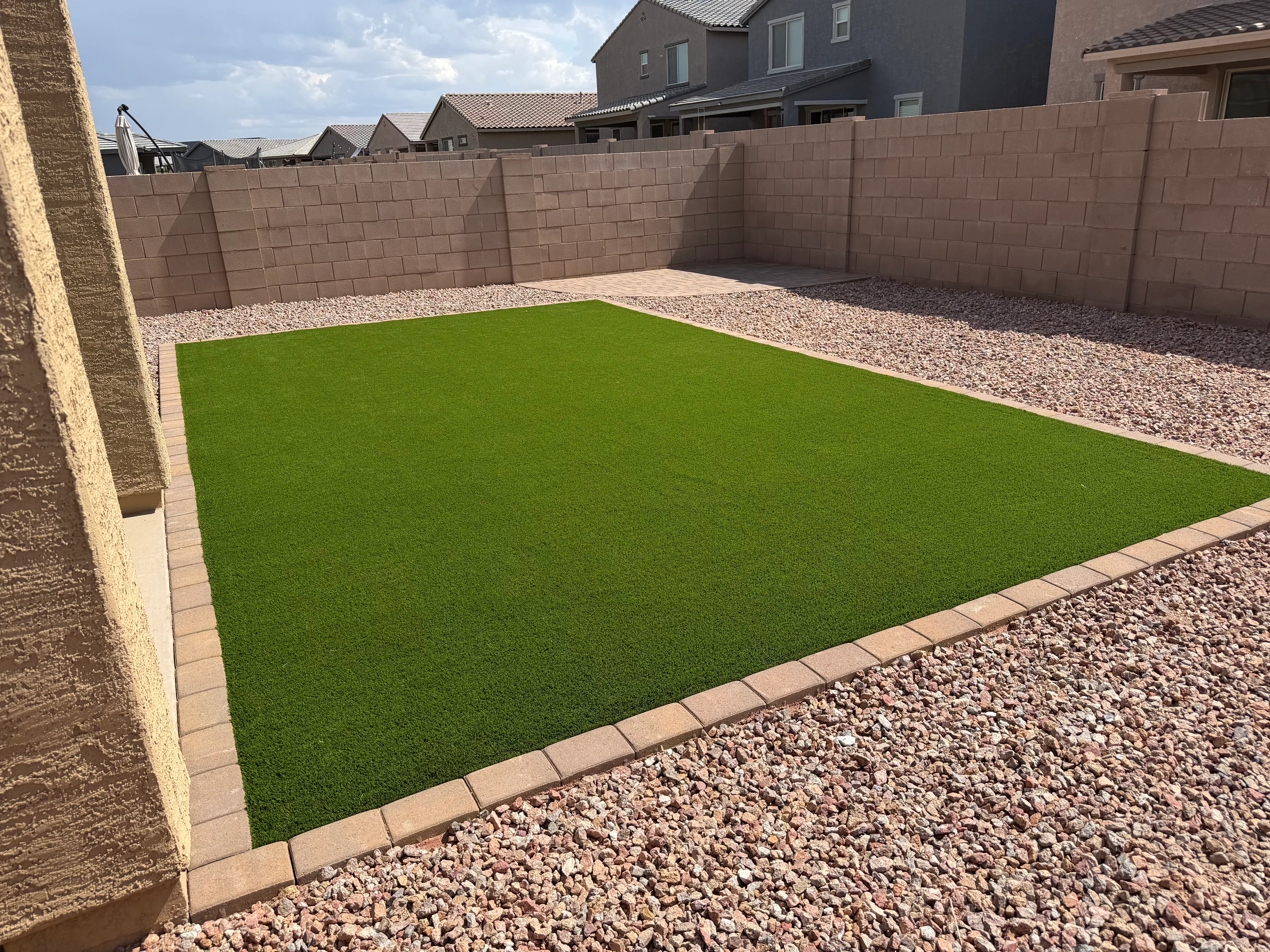 Low-water yard with turf and decomposed granite groundcover in Tucson by Sorce Signature Outdoors